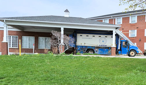 ​Recycling truck gets stuck at hotel entrance in Kincardine