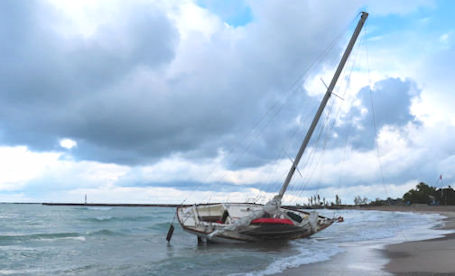 â€‹No injuries as sailboat washes ashore on Station Beach, Kincardine