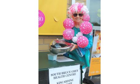 Kincardine hospital auxiliary has great weather for tag days; displays new fund-raiser print