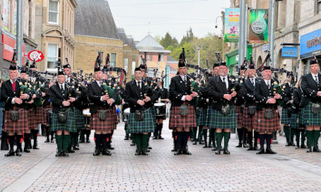 Kincardine Scottish Pipe Band arrives in Inverness