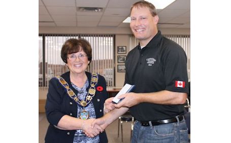 Kincardine presents award to Canadian champion plowman Tom Evans