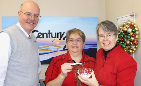 Tracey Howe wins "Where's Liz?" contest for 2016